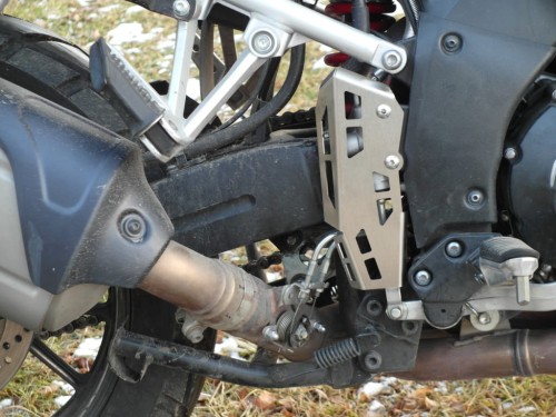 Osłona pompy i popychacza tylnego hamulca Suzuki V-Strom 1050