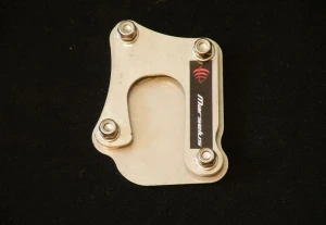 Poszerzenie stopki bocznej - Honda Dominator